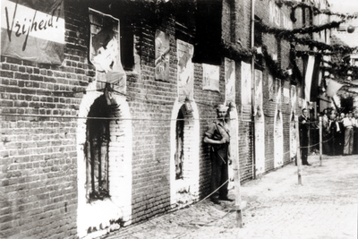 879141 Afbeelding van 'ONS NAZI KAMP', ingericht aan de achterzijde van een bedrijfspand op het Paardenveld in de ...